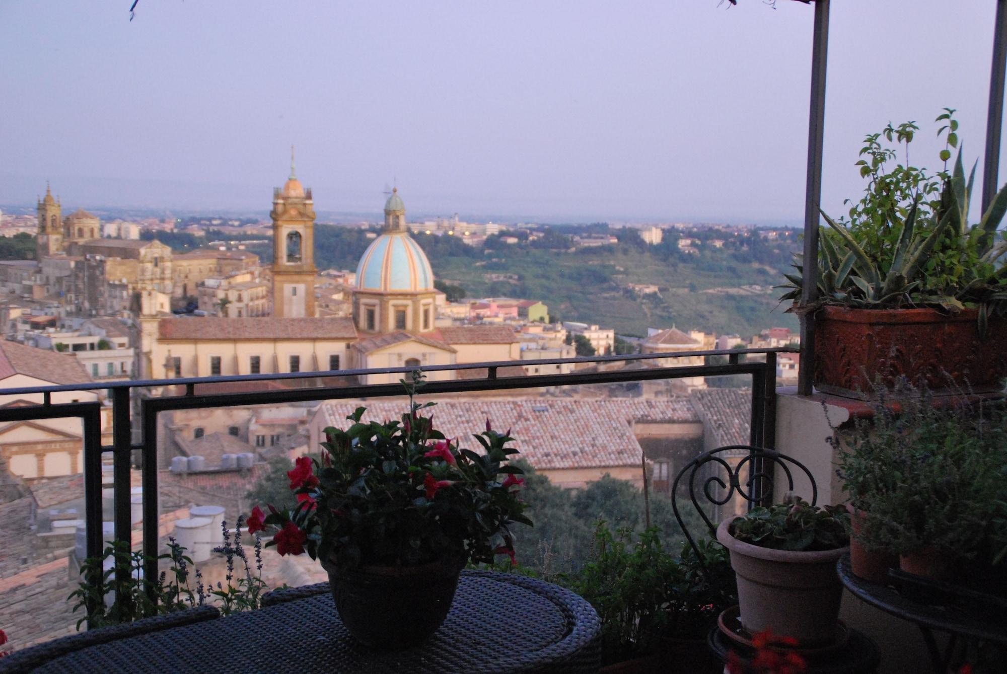Casa Tipica Siciliana Patronale Home Bedandbreakfast Tremetrisoprailcielo Camere Con Vista, Colazione Interna In Terrazzo Panoramico Caltagirone Kültér fotó