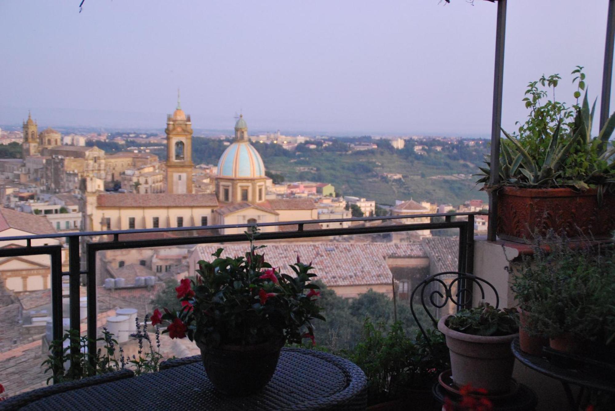 Casa Tipica Siciliana Patronale Home Bedandbreakfast Tremetrisoprailcielo Camere Con Vista, Colazione Interna In Terrazzo Panoramico Caltagirone Kültér fotó