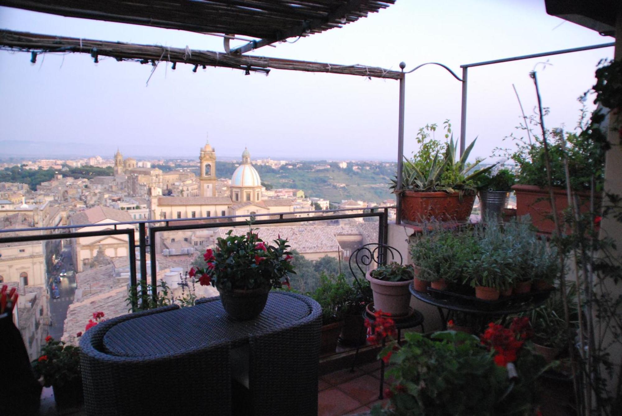 Casa Tipica Siciliana Patronale Home Bedandbreakfast Tremetrisoprailcielo Camere Con Vista, Colazione Interna In Terrazzo Panoramico Caltagirone Kültér fotó
