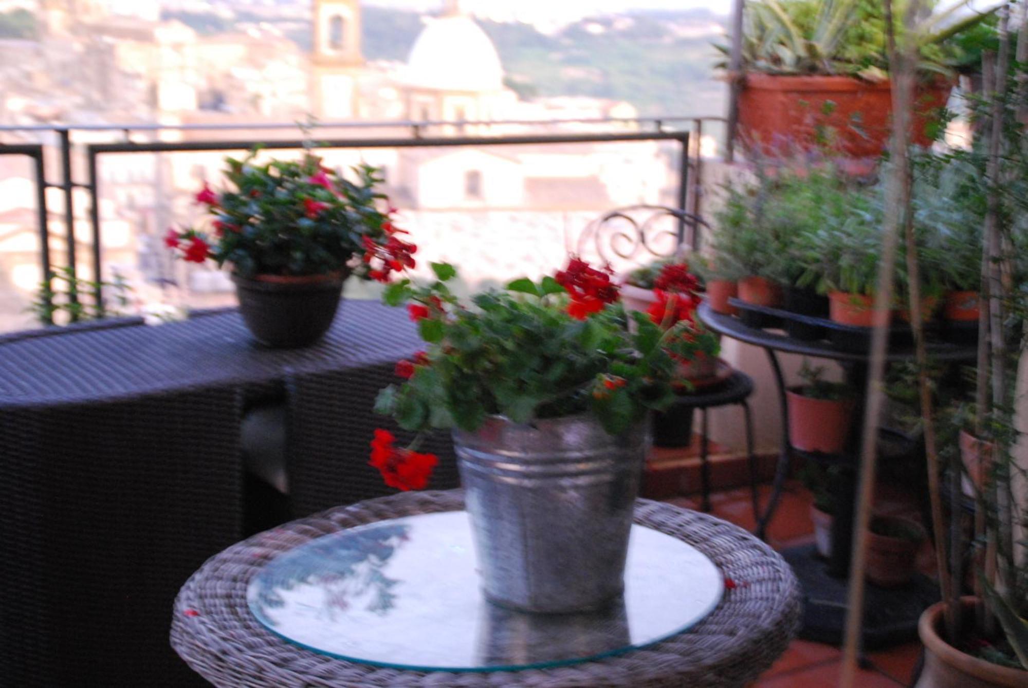 Casa Tipica Siciliana Patronale Home Bedandbreakfast Tremetrisoprailcielo Camere Con Vista, Colazione Interna In Terrazzo Panoramico Caltagirone Kültér fotó