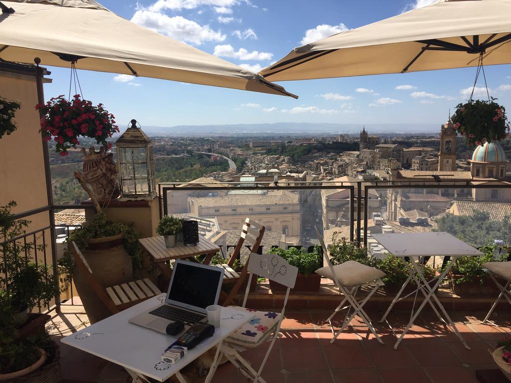Casa Tipica Siciliana Patronale Home Bedandbreakfast Tremetrisoprailcielo Camere Con Vista, Colazione Interna In Terrazzo Panoramico Caltagirone Kültér fotó