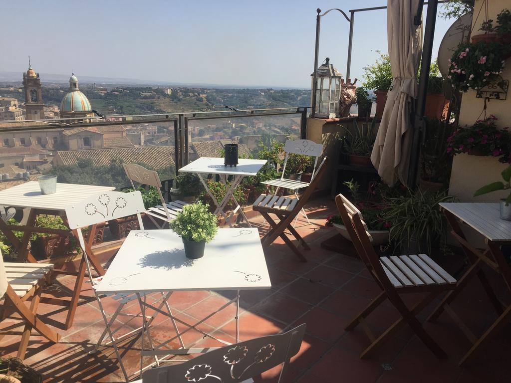 Casa Tipica Siciliana Patronale Home Bedandbreakfast Tremetrisoprailcielo Camere Con Vista, Colazione Interna In Terrazzo Panoramico Caltagirone Kültér fotó