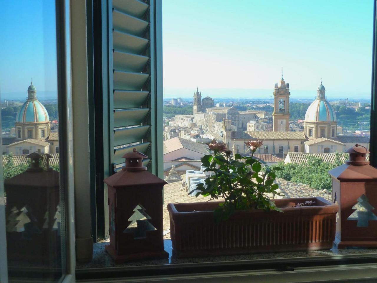 Casa Tipica Siciliana Patronale Home Bedandbreakfast Tremetrisoprailcielo Camere Con Vista, Colazione Interna In Terrazzo Panoramico Caltagirone Kültér fotó