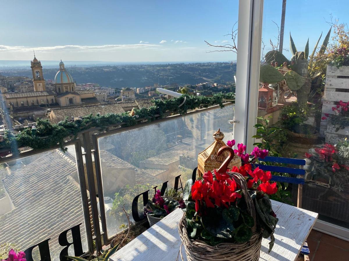 Casa Tipica Siciliana Patronale Home Bedandbreakfast Tremetrisoprailcielo Camere Con Vista, Colazione Interna In Terrazzo Panoramico Caltagirone Kültér fotó