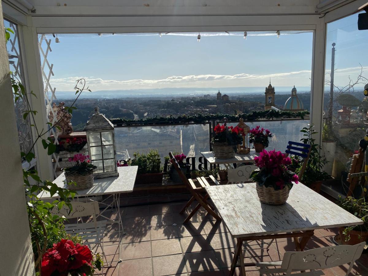 Casa Tipica Siciliana Patronale Home Bedandbreakfast Tremetrisoprailcielo Camere Con Vista, Colazione Interna In Terrazzo Panoramico Caltagirone Kültér fotó