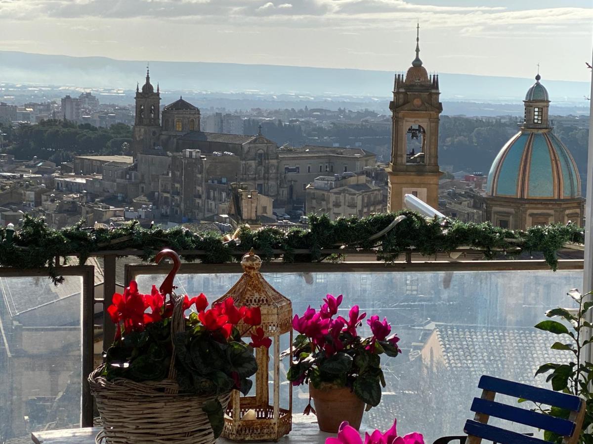 Casa Tipica Siciliana Patronale Home Bedandbreakfast Tremetrisoprailcielo Camere Con Vista, Colazione Interna In Terrazzo Panoramico Caltagirone Kültér fotó
